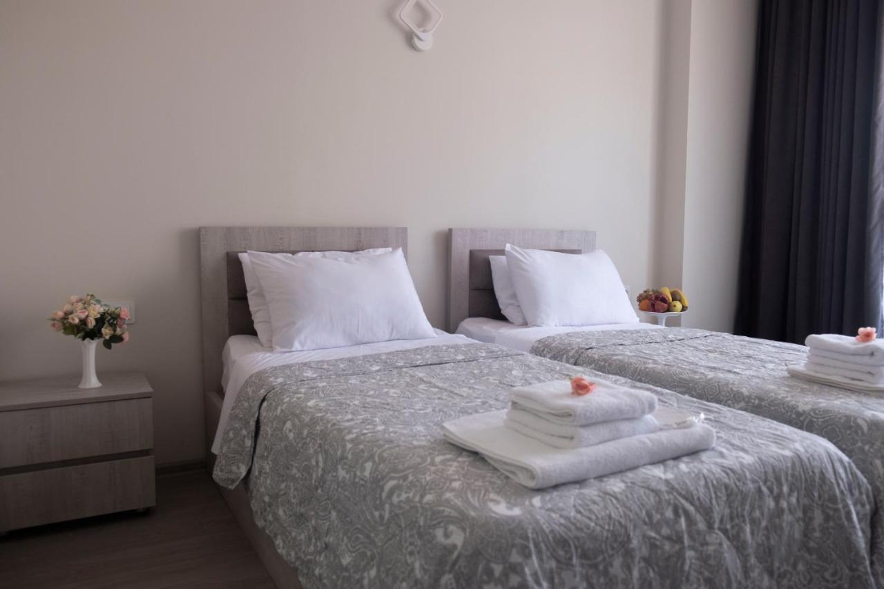 Art Hotel Batoemi Buitenkant foto