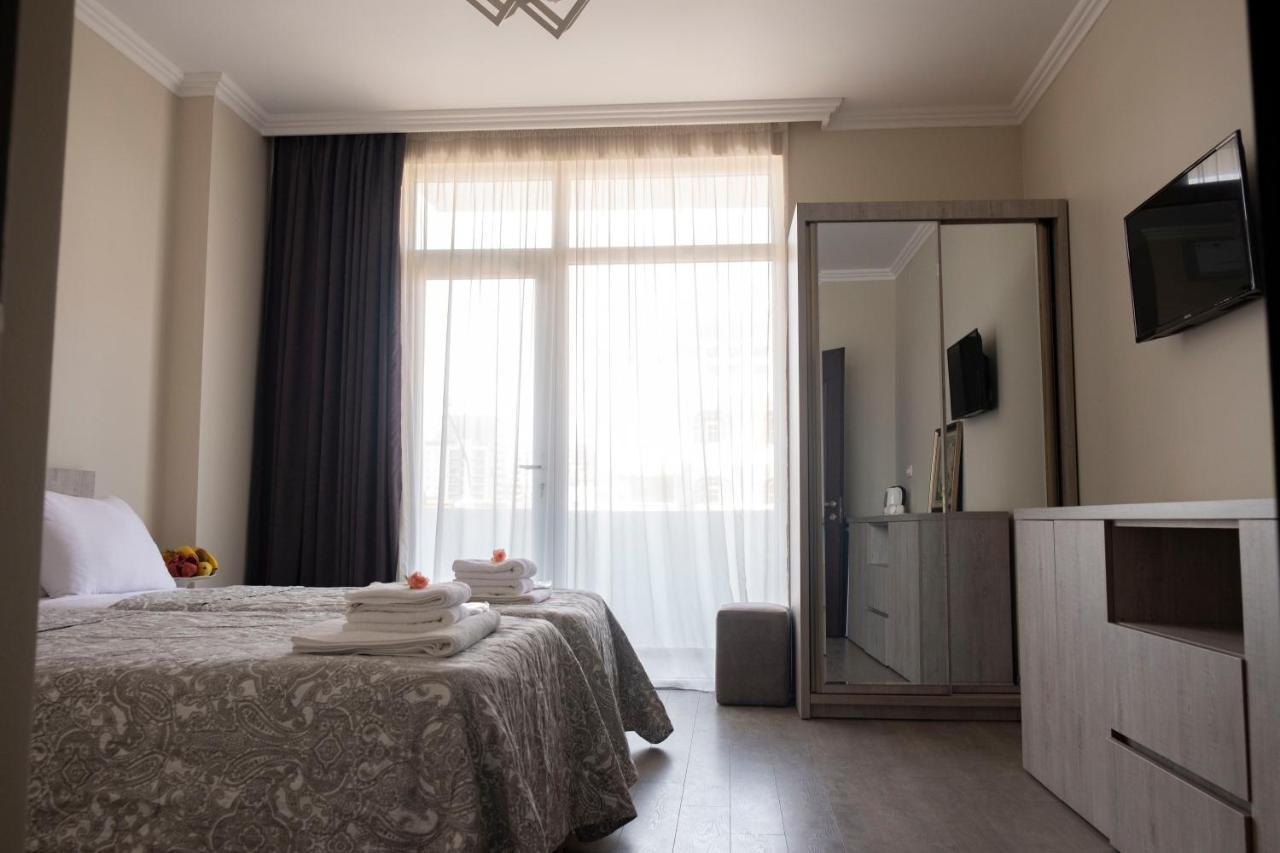 Art Hotel Batoemi Buitenkant foto