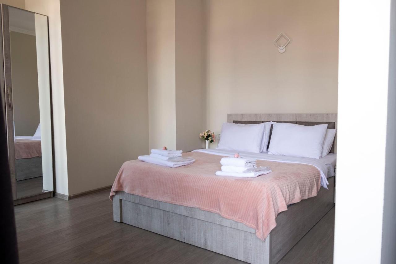 Art Hotel Batoemi Buitenkant foto