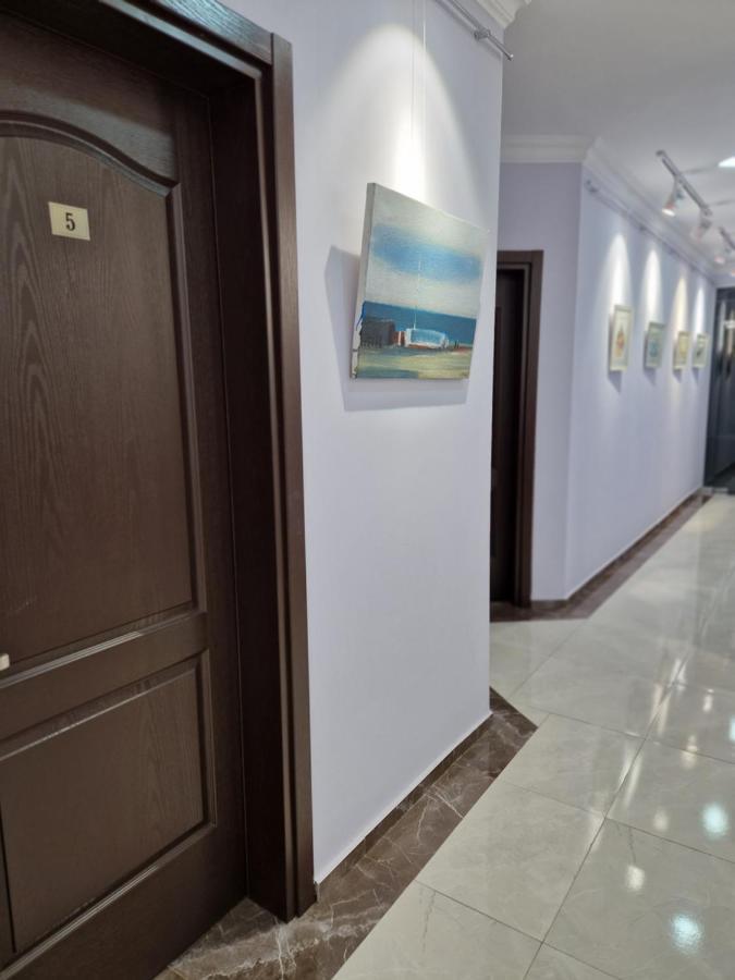Art Hotel Batoemi Buitenkant foto