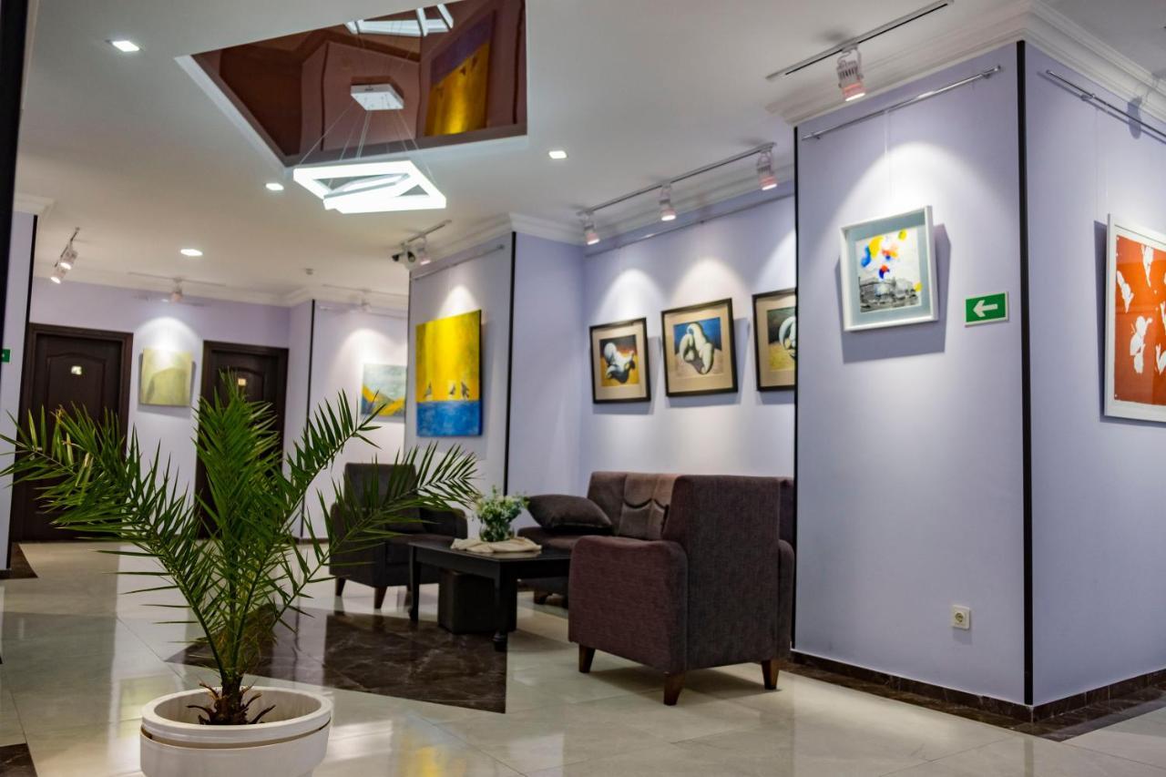 Art Hotel Batoemi Buitenkant foto