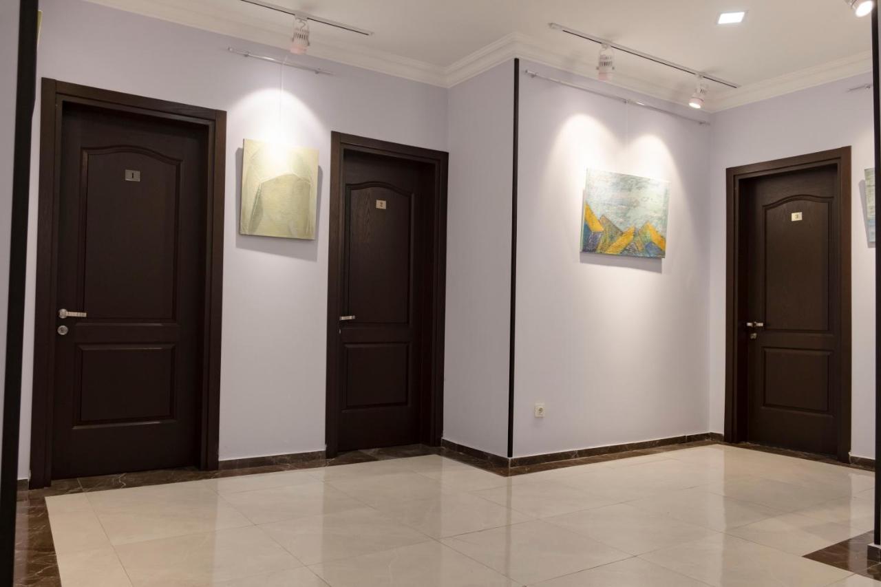 Art Hotel Batoemi Buitenkant foto