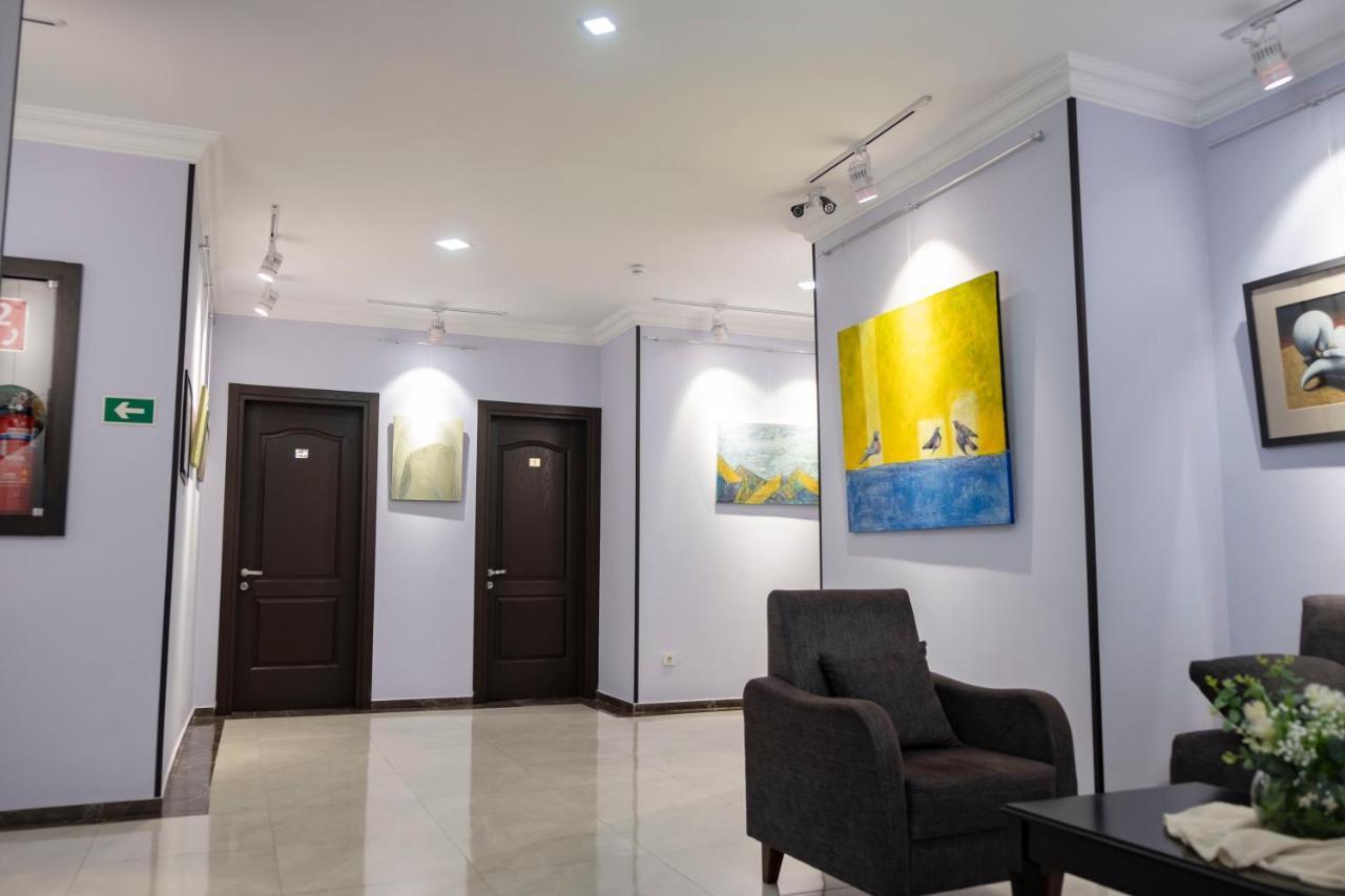Art Hotel Batoemi Buitenkant foto